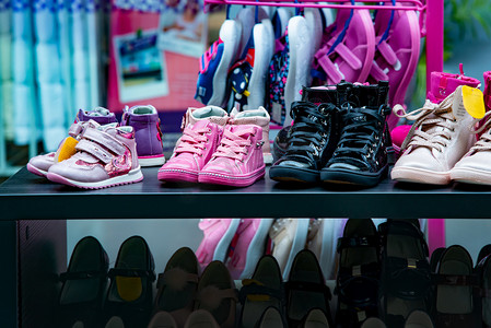 儿童baby摄影照片_商场商店柜台上的儿童鞋