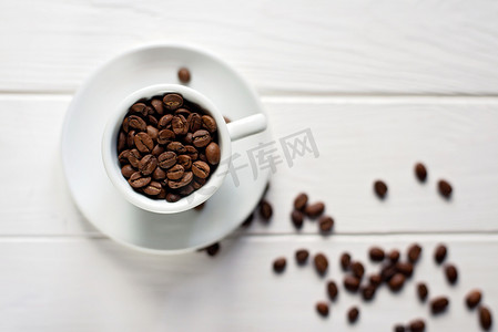 一杯香浓的咖啡豆，背景为白色木制。平躺在床上.