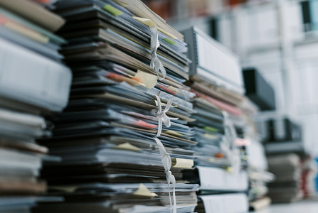 办公室文件和档案堆积如山：超负荷工作、档案管理和行政管理概念