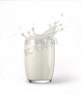 满满一杯新鲜牛奶, 溅满了飞溅。隔离在白色背景上。包括裁剪路径.