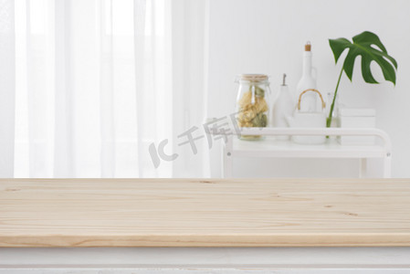 木制摄影照片_模糊的厨房窗户, 货架背景与木制桌面在前面