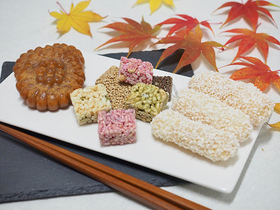 立秋传统摄影照片_韩国传统饼干 yugwa、Hangwa 和枫叶