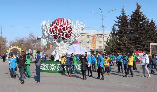 哈萨克斯坦摄影照片_彼得帕夫洛斯克, 哈萨克斯坦-2017年3月20日: 人民庆祝, 青年舞蹈在全国西装, 彼得帕夫洛斯克。哈萨克斯坦标志着春天的日子.
