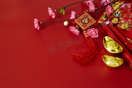 年节摄影照片_中国新年2019年节日装饰梅花在红色的背景 (汉字. 在文章中提到好运, 财富, 资金流动) 空的空间为设计