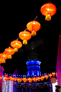 马来西亚的槟城岛上的殖民建筑和中国灯饰。东南亚美丽的城市风光.