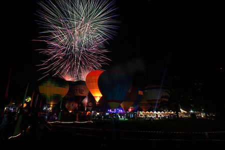 烟花天空摄影照片_热气球节与烟花爆竹