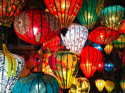 五颜六色的灯笼在夜街会安古镇,越南