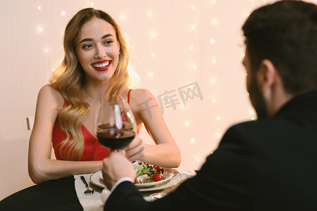 餐饮业浪漫晚餐上红葡萄酒酒杯的美满结合