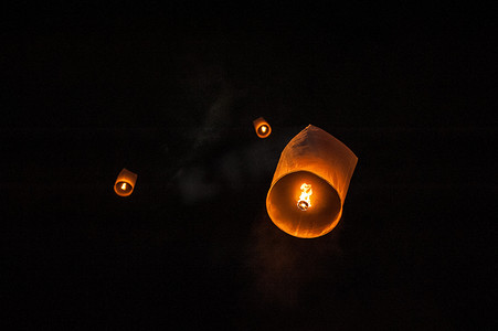 天空灯笼，飞灯，漂浮灯笼，夜空中的热气球和月亮。 泰国的新年和艺峰节。 泰国北部清迈.