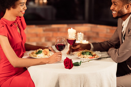 非洲夫妇在餐厅举行浪漫晚宴庆祝结婚周年