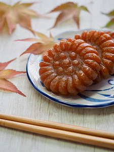 立秋传统摄影照片_韩国传统糖果雅瓜，蜂蜜饼干和枫叶