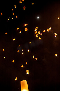 天空灯笼，飞灯，漂浮灯笼，夜空中的热气球和月亮。 泰国的新年和艺峰节。 泰国北部清迈.
