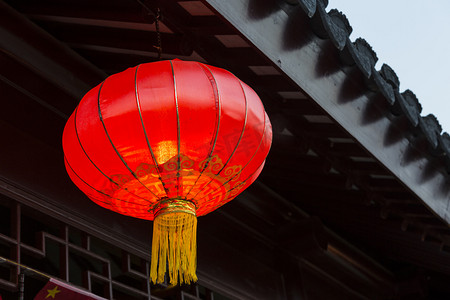 龙眼鸡摄影照片_Asian lantern near national building decoration elements.