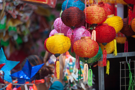 免費市集摄影照片_河内/越南- 2020年9月1日：传统市场出售五彩缤纷、形状各异的灯笼、狮头、鼓......市集设于河内旧城区.