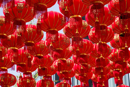 屋顶用红色悬挂的中国灯笼装饰。 中秋佳节快乐