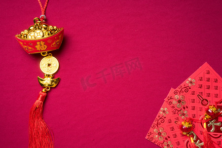 红色金色节日摄影照片_中国新年装饰品，红色背景，各种节日装饰品。汉字意味着丰富的财富、繁荣和好运。平躺在床上.
