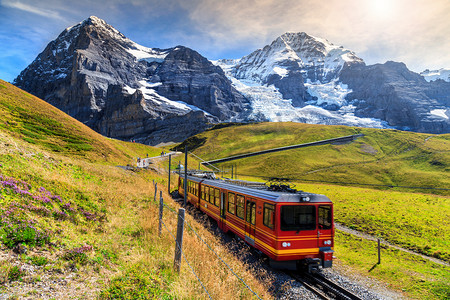 电动观光火车和艾格尔峰北面对，伯尔尼高地瑞士