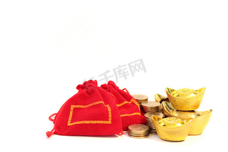 金币红包摄影照片_中国古代金锭、金币、白色背景的中国幸运红包、中国新年装饰品
