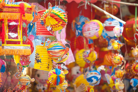 免費市集摄影照片_河内/越南- 2020年9月1日：传统市场出售五彩缤纷、形状各异的灯笼、狮头、鼓......市集设于河内旧城区.