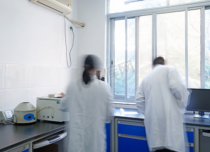 研究人员在化学实验室工作