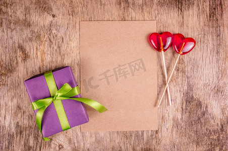 礼品盒和糖果心。浪漫的概念。心形棒棒糖和带丝带盒。复制空间