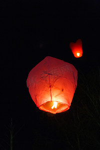 中国灯笼在夜里飞舞。许愿, 一个中国灯笼, 背景更多.