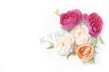 鲜花婚宴请柬,保存日,谢谢你,生意人.花环卡。粉红色的花。顶部视图