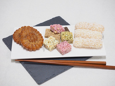 立秋传统摄影照片_韩国传统饼干 yugwa、Hangwa 和枫叶
