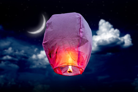 灯笼月亮摄影照片_气球火飞天灯笼, 热气球灯笼高高飘扬在天上。月亮背景