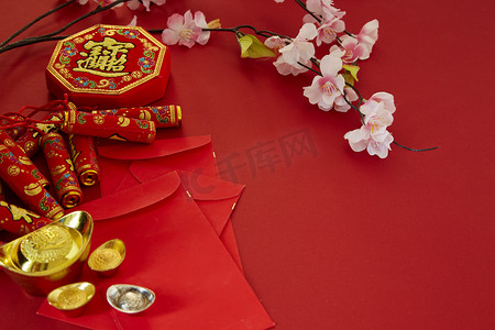 中国新年2019年节日装饰. 鞭炮, 金锭, 红包, 梅花, 在红色的背景。顶部视图配件。翻译: 傅意思是好运, 春意春天.