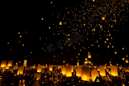 元宵摄影照片_在清迈，泰国的浮动元宵花灯节。
