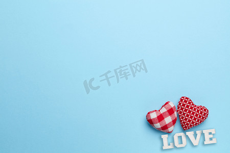 纯蓝色背景，两个小，红色的心和爱字