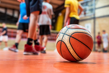 篮球运动场地地板上的篮球运动场上有选择地把重点放在对不明身份儿童模糊的足部训练体育与发展理念上
