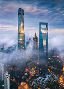 上海塔的顶部, 最高, 上海世界金融中心第二高, 金茂大厦第三高, 东方明珠电视塔, 被上海浦东陆家嘴金融区的密云所包围,