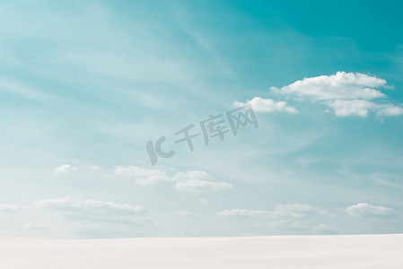白沙滩摄影照片_美丽的海滩，白沙滩，蓝天，白云