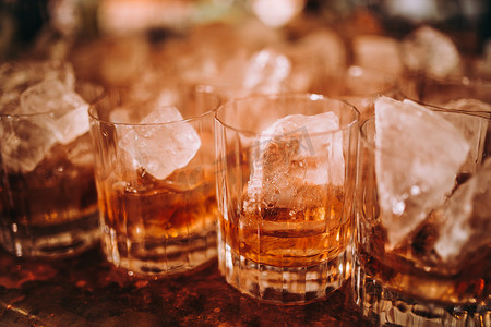酒吧的鸡尾酒和冰块的特写镜头。优质酒精、饮料和威士忌概念.