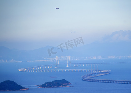 梅西世界杯夺冠摄影照片_2017年8月15日, 在中国南方广东省珠海市建设的世界最长跨海大桥--港珠澳大桥鸟图