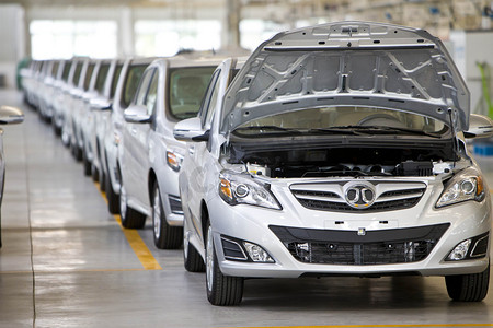 2014年7月23日, 在中国北京百奇集团的一家汽车工厂展出新 E150 电动车