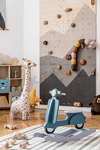 斯堪的纳维亚室内设计，配有现代爬墙的儿童玩具，设计家具，儿童玩具，软玩具，玩具熊和可爱的儿童用品。 时尚的儿童房装饰。 模板.