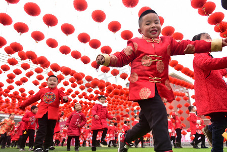 2018年1月19日，在中国西南部的四川省内江市，身着传统服装的孩子们在春节前或中国农历新年（狗年）的幼儿园表演