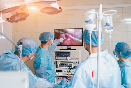 使用腹腔镜设备进行妇科手术的过程。在手术室的外科医生小组与手术设备。背景