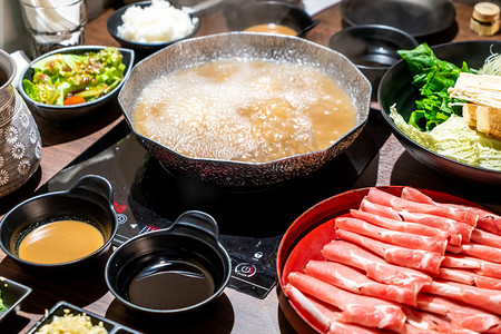 日本涮涮锅和寿喜烧-日式食品