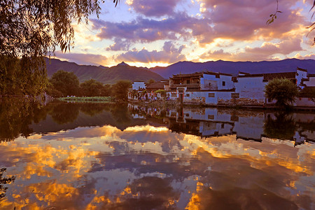 被列为世界文化遗产的红村村传统建筑的日落风光, 2 0 1 8 年 7月 1 9日在中国东部安徽省黄山市宜县.