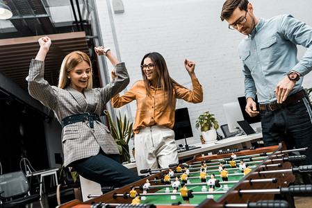 情绪激动的同事一起在办公室玩桌球