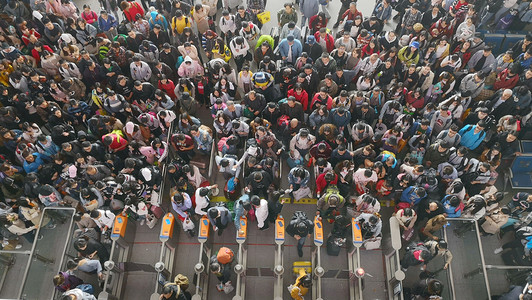 2018年戊戌摄影照片_2018年10月7日, 在中国西南四川省成都市成都市, 中国游客和乘客排队进行火车票扫描, 以便办理登机手续。