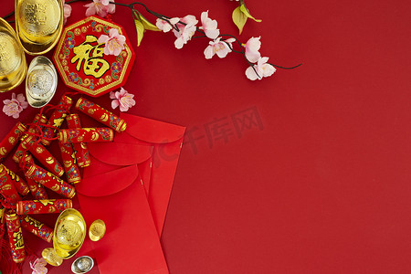 年节摄影照片_中国新年2019年节日装饰. 鞭炮, 金锭, 红包, 梅花, 在红色的背景。顶部视图配件。翻译: 傅意思是好运, 春意春天.