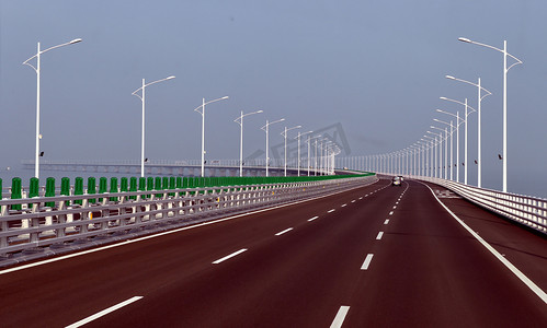 2018年10月24日, 世界上最长的跨海大桥--华南港珠澳大桥.