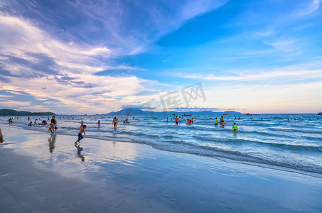 越南芽庄 - 2019年4月13日：游客游泳，探索享受海滩下午晚些时候海湾岛屿在芽庄度假，越南