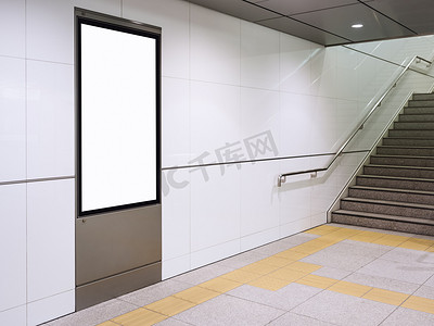 公司海报摄影照片_小样在地铁站楼梯与显示的海报