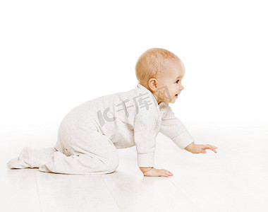 蹒跚学步爬行在白色婴儿连身衣而感到难为情，匍匐，白色的好动小孩